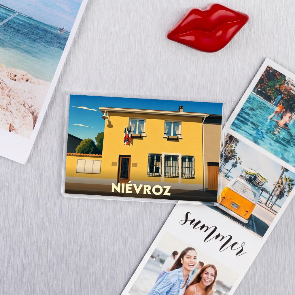 Magnet souvenir de la ville de Niévroz avec une illustration stylisée d'un bâtiment jaune sous un ciel bleu.