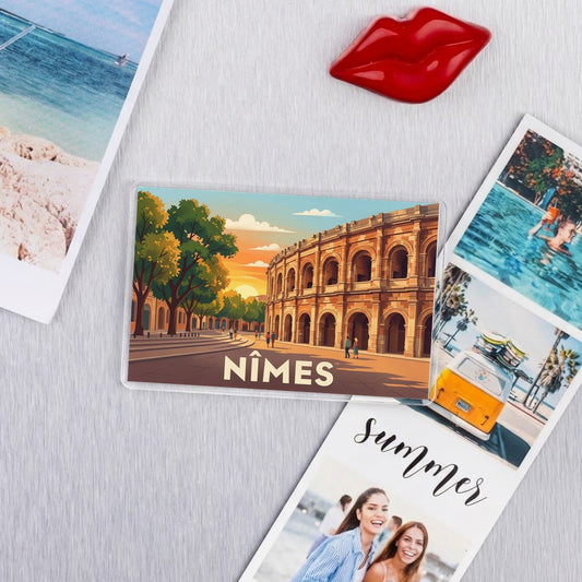 Magnet souvenir de la ville de Nîmes avec une illustration stylisée des arènes.