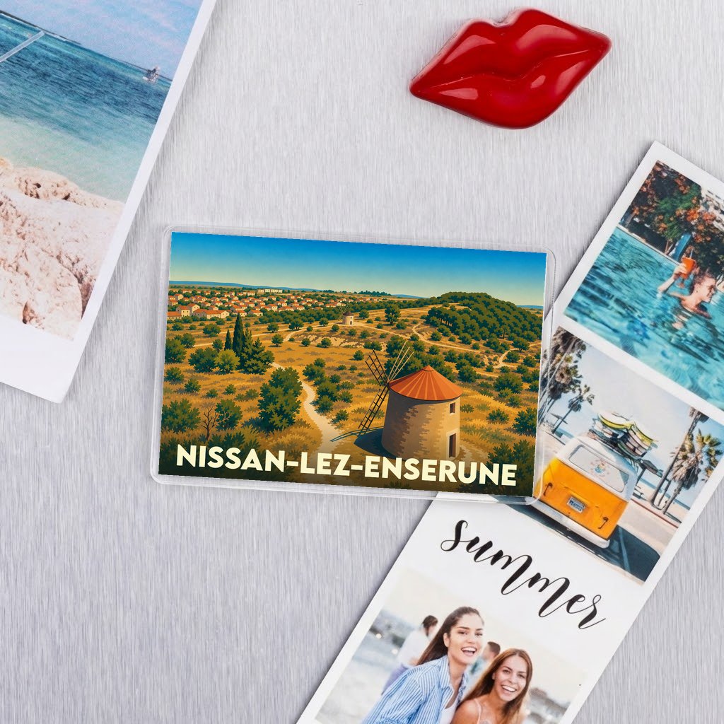 Magnet souvenir de la ville de Nissan-lez-Enserune illustré par un paysage de moulins et de garrigue.