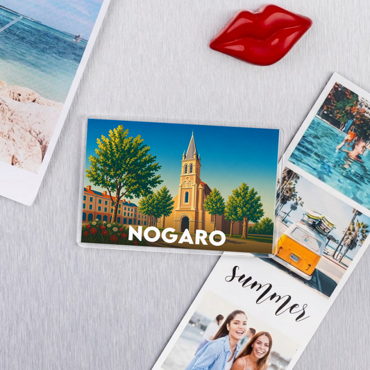 Magnet souvenir de la ville de Nogaro avec une illustration stylisée de son église.