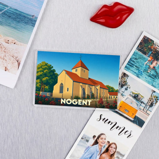 Magnet souvenir de la ville de Nogent avec une illustration stylisée de son église.