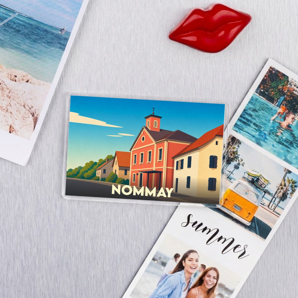 Magnet souvenir de la ville de Nommay avec une illustration stylisée de ses bâtiments colorés.