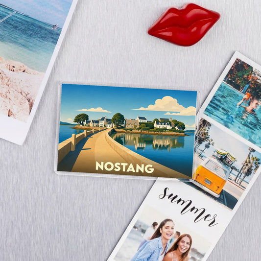 Magnet souvenir de la ville de Nostang avec une illustration stylisée d'un pont menant au village.