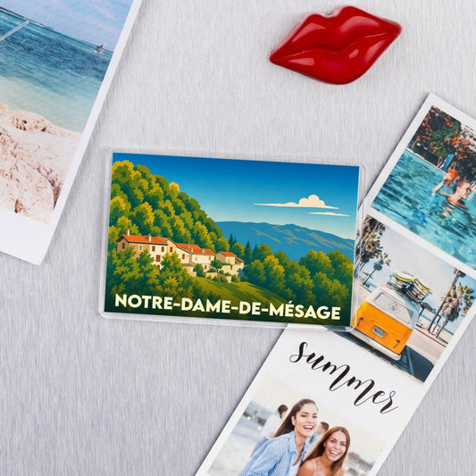 Magnet souvenir de la ville de Notre-Dame-de-Mésage avec une illustration stylisée de son paysage vallonné.