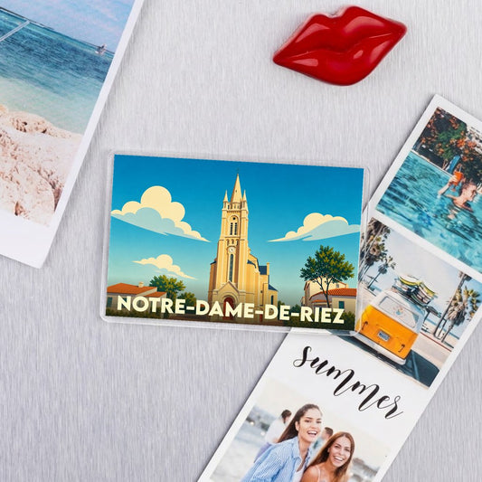 Magnet souvenir de la ville de Notre-Dame-de-Riez avec une illustration stylisée de son église.