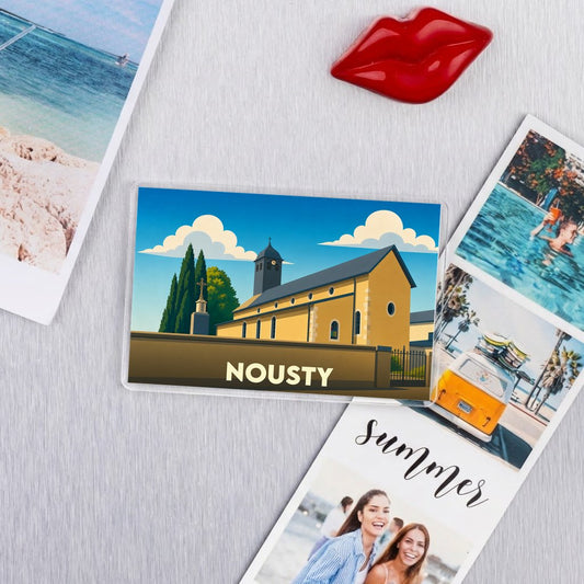 Magnet souvenir de la ville de Nousty avec une illustration stylisée de son église.