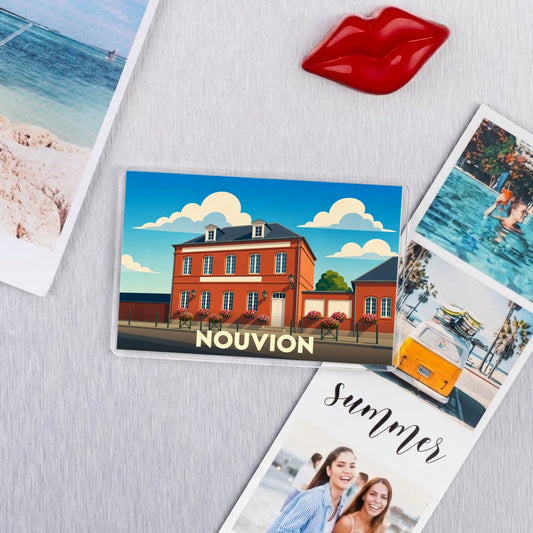 Magnet souvenir de la ville de Nouvion représentant une illustration stylisée d'un bâtiment typique.
