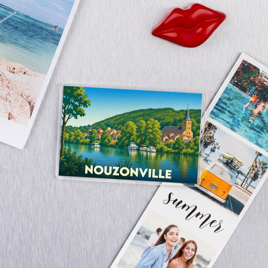 Magnet souvenir de la ville de Nouzonville avec une illustration paysagère stylisée.