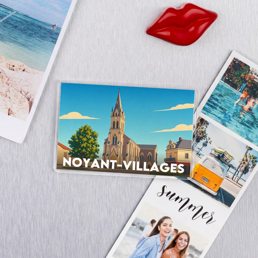 Magnet souvenir de la ville de Noyant-Villages avec une illustration stylisée.