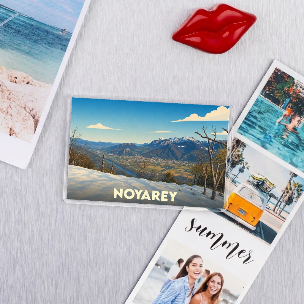 Magnet souvenir de la ville de Noyarey avec une illustration de paysage montagneux.