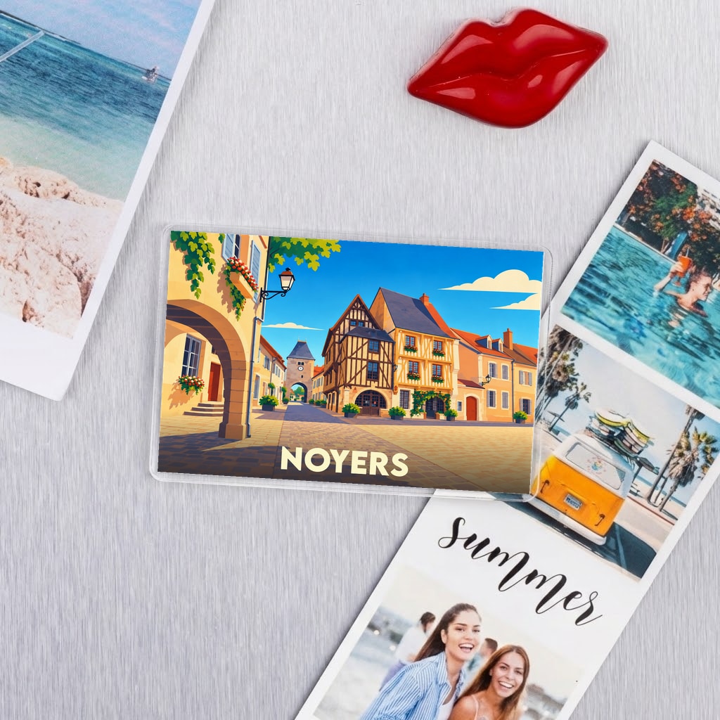 Magnet souvenir de la ville de Noyers avec une illustration stylisée de ses maisons à colombages.