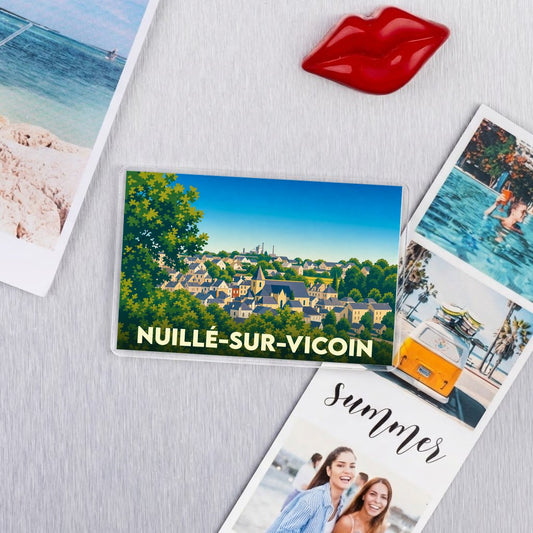 Magnet souvenir de la ville de Nuillé-sur-Vicoin avec une illustration stylisée du village.