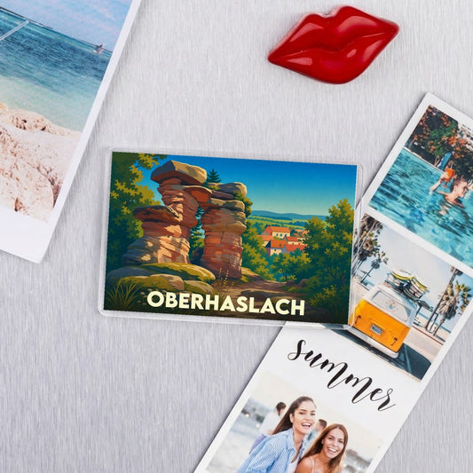 Magnet souvenir de la ville d'Oberhaslach avec une illustration stylisée de rochers et d'un village.