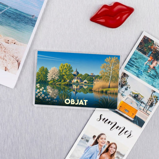 Magnet souvenir de la ville d'Objat avec une illustration stylisée d'un plan d'eau arboré.