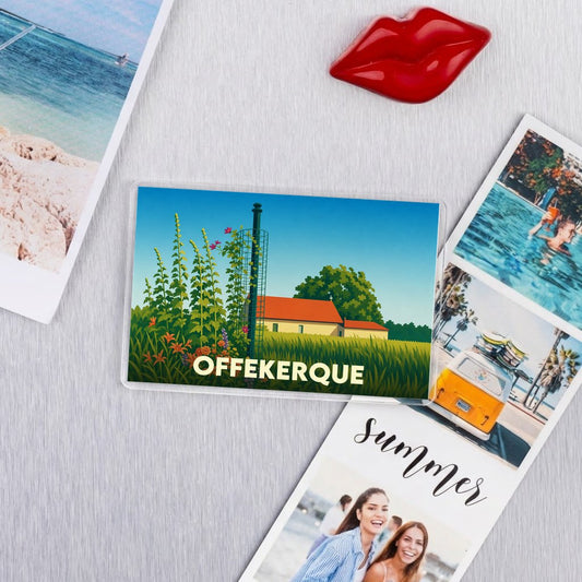 Magnet souvenir de la ville de Offekerque avec une illustration stylisée et colorée d'un paysage champêtre.