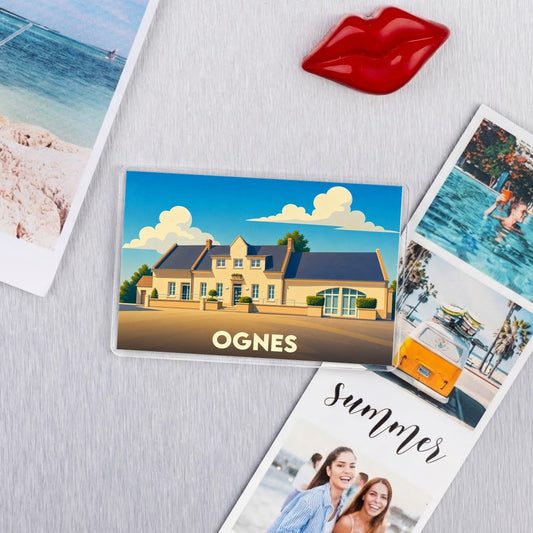 Magnet souvenir de la ville de Ognes avec une illustration stylisée d'une maison de campagne.