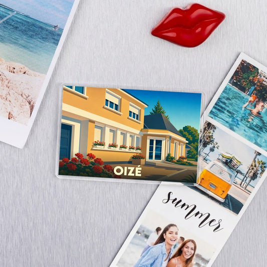 Magnet souvenir de la ville de Oizé avec une illustration colorée d'une maison de village.