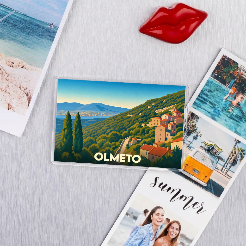 Magnet souvenir de la ville d'Olmeto avec une illustration stylisée de son paysage montagneux.