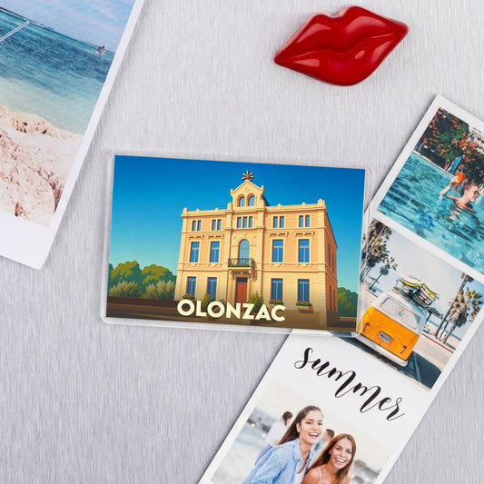 Magnet souvenir de la ville de Olonzac avec une illustration stylisée de l'hôtel de ville.
