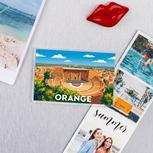 Magnet souvenir de la ville d'Orange avec une illustration stylisée de son théâtre antique.