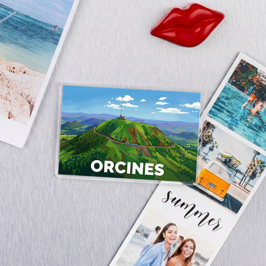 Magnet souvenir de la ville d'Orcines avec une illustration stylisée.