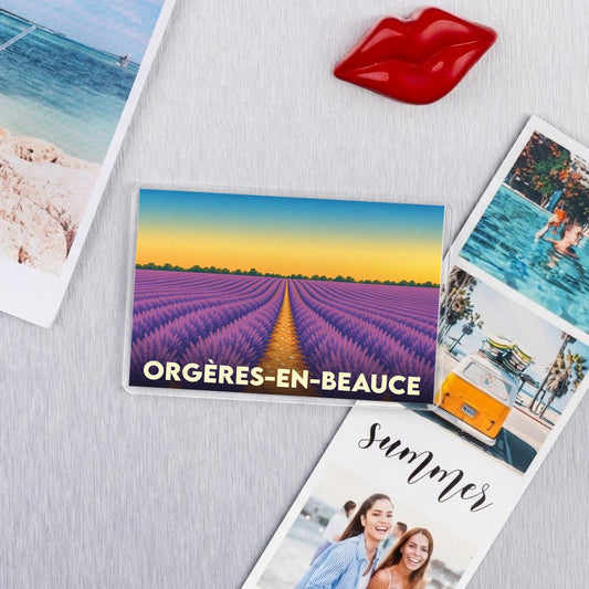 Magnet souvenir de la ville de Orgères-en-Beauce avec une illustration stylisée d'un champ de lavande.