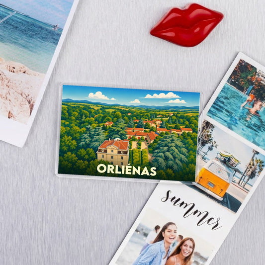 Magnet souvenir de la ville d'Orliénas avec une illustration stylisée d'un domaine entouré de forêt.