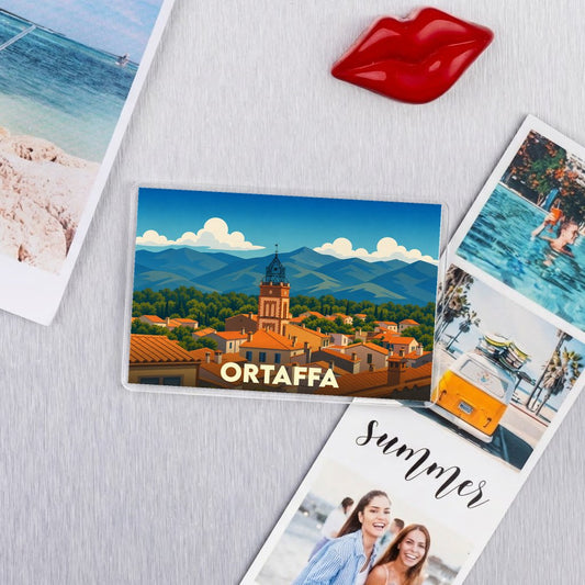 Magnet souvenir de la ville d'Ortaffa avec une illustration stylisée et colorée de ses paysages.