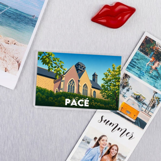 Magnet souvenir de la ville de Pacé avec une illustration stylisée.