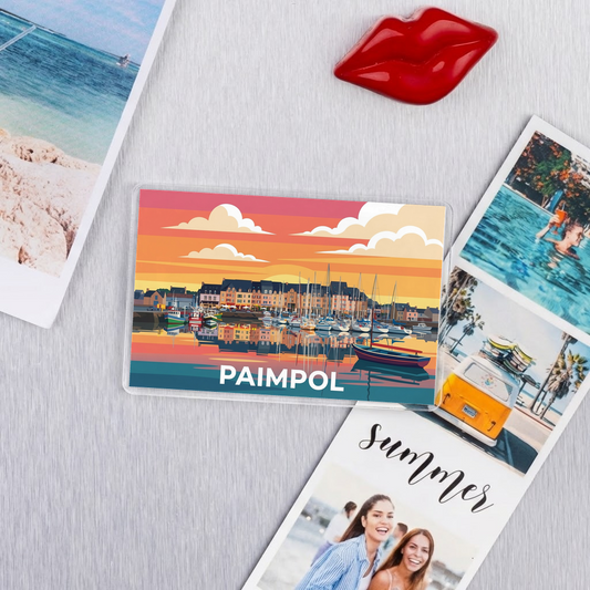Magnet souvenir de la ville de Paimpol avec une illustration stylisée de son port au coucher du soleil.