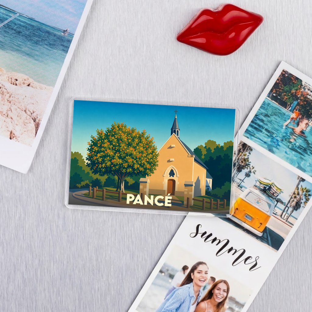 Magnet souvenir de la ville de Pancé avec une illustration stylisée d'une église.