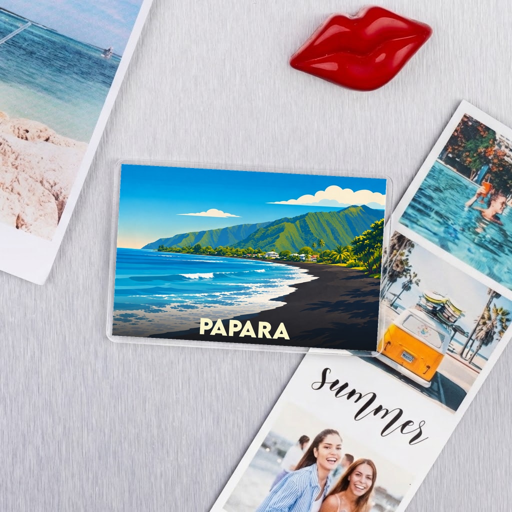 Magnet souvenir de la ville de Papara avec une illustration stylisée d'une plage de sable noir bordée de montagnes.