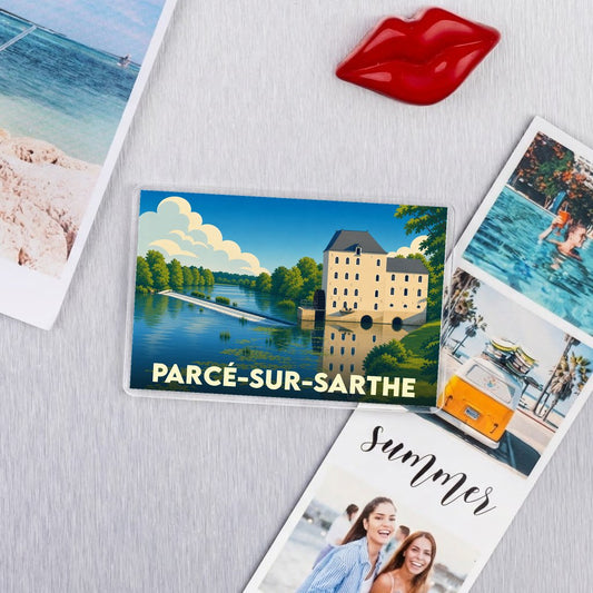 Magnet souvenir de la ville de Parcé-sur-Sarthe avec une illustration stylisée d'un moulin au bord de l'eau.