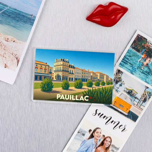 Magnet souvenir de la ville de Pauillac illustré par un paysage urbain stylisé.