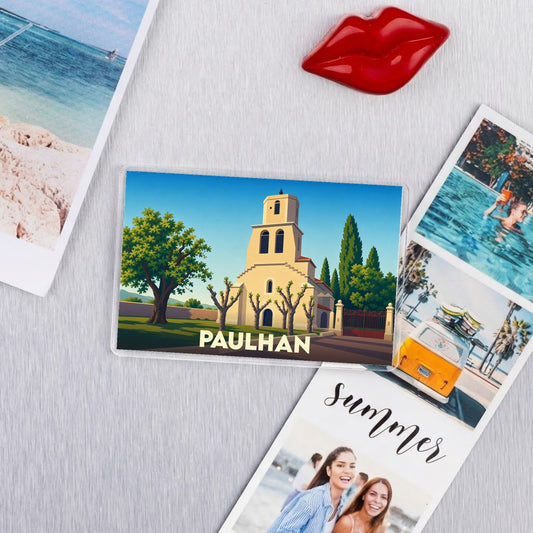 Magnet souvenir de la ville de Paulhan avec une illustration stylisée de son église.