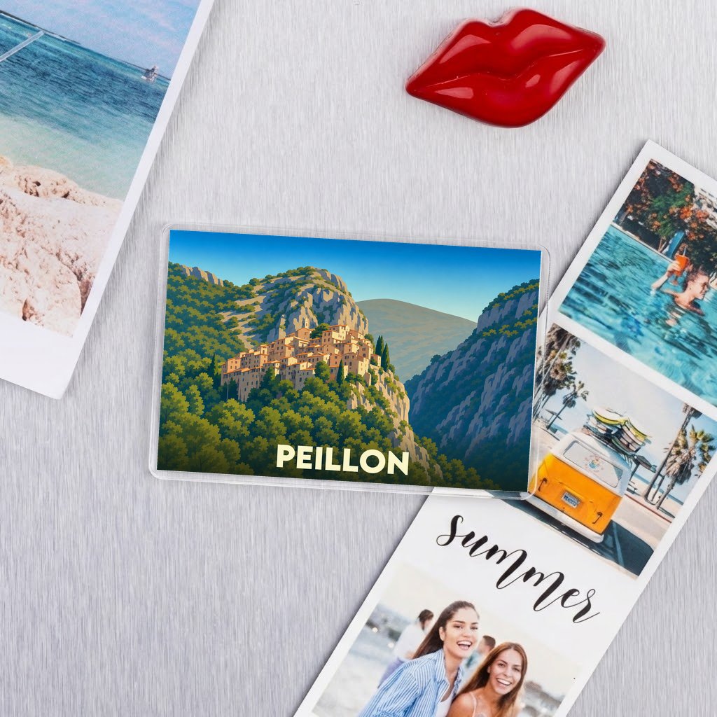 Magnet souvenir de la ville de Peillon avec une illustration stylisée de son village perché.