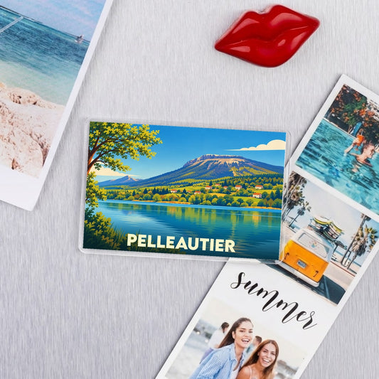 Magnet souvenir de la ville de Pelleautier avec une illustration stylisée d'un lac et d'une montagne.