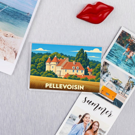 Magnet souvenir de la ville de Pellevoisin avec une illustration stylisée d'un château entouré de verdure.