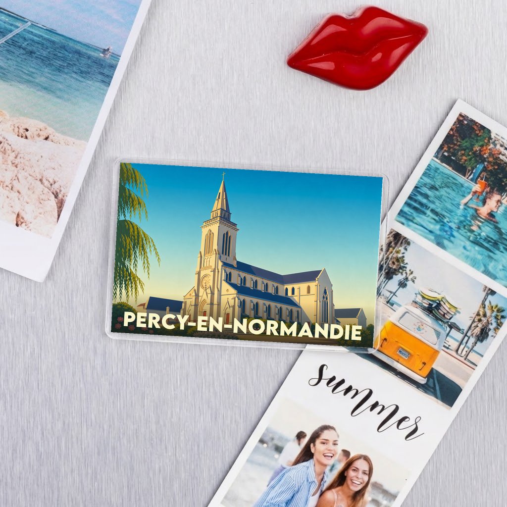 Magnet souvenir de la ville de Percy-en-Normandie avec une illustration stylisée de son église.