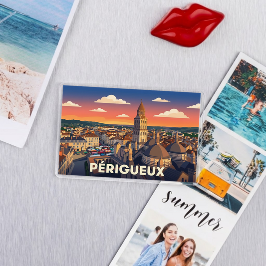 Magnet souvenir de la ville de Périgueux avec une illustration stylisée de son paysage urbain au coucher du soleil.