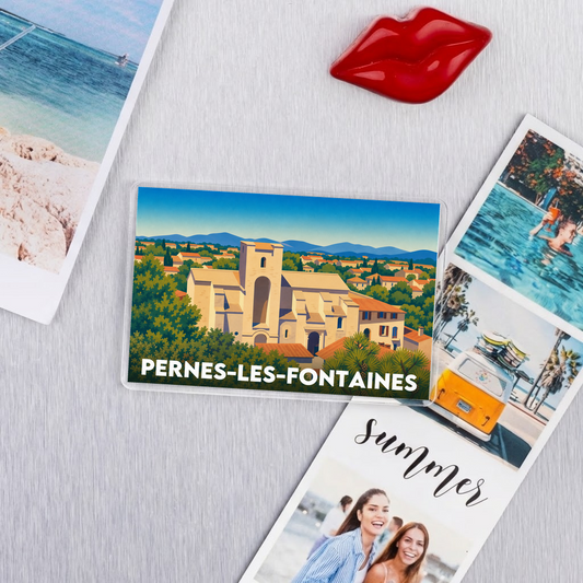 Magnet souvenir de la ville de Pernes-les-Fontaines avec une illustration stylisée de son architecture.