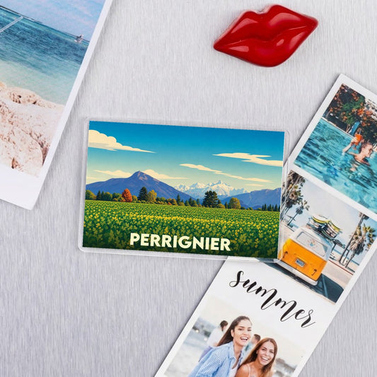 Magnet souvenir de la ville de Perrignier avec une illustration stylisée de paysages montagneux.