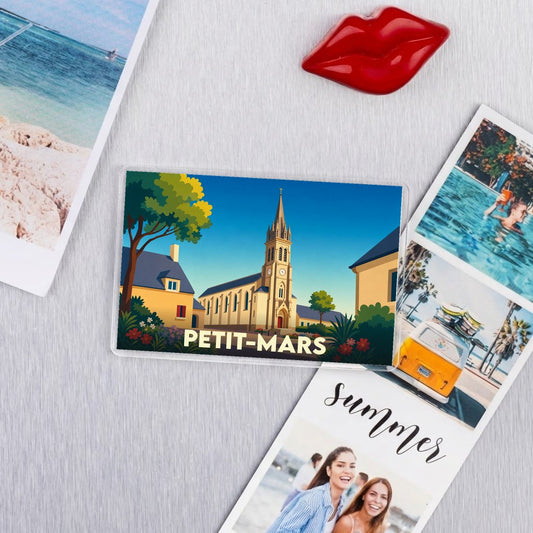 Magnet souvenir de la ville de Petit-Mars avec une illustration stylisée de son église.