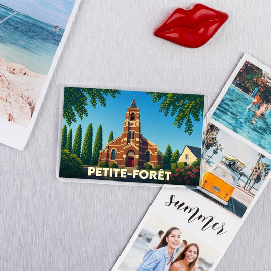 Magnet souvenir de la ville de Petite-Forêt avec une illustration stylisée de son église.