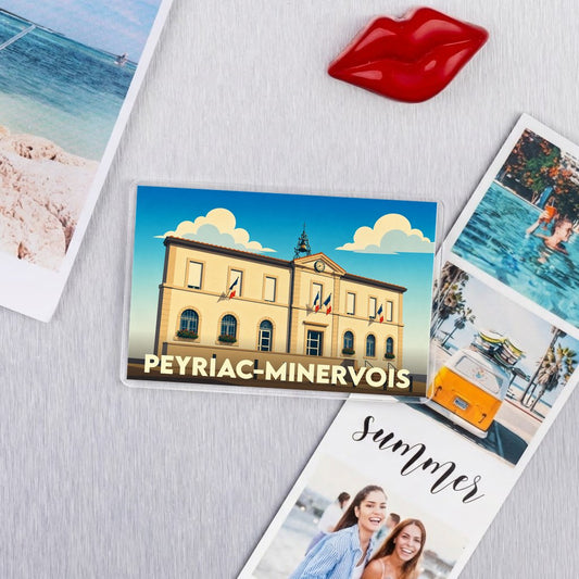 Magnet souvenir de la ville de Peyriac-Minervois illustrant la mairie avec un style graphique rétro.