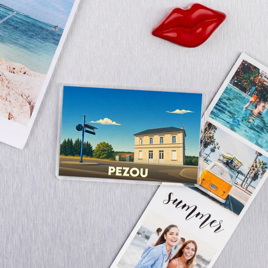 Magnet souvenir de la ville de Pezou avec une illustration stylisée de sa gare.