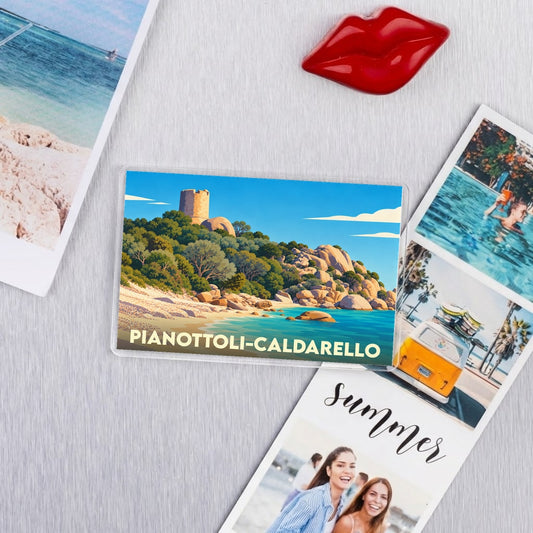 Magnet rectangulaire de la ville de Pianottoli-Caldarello avec une illustration stylisée d'une tour génoise en bord de mer.