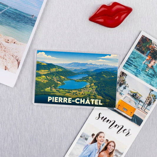 Magnet souvenir de Pierre-Châtel illustrant un paysage de lacs et montagnes dans un style vintage.