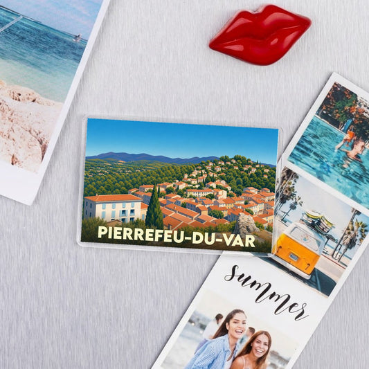 Magnet souvenir de la ville de Pierrefeu-du-Var avec une illustration panoramique stylisée.
