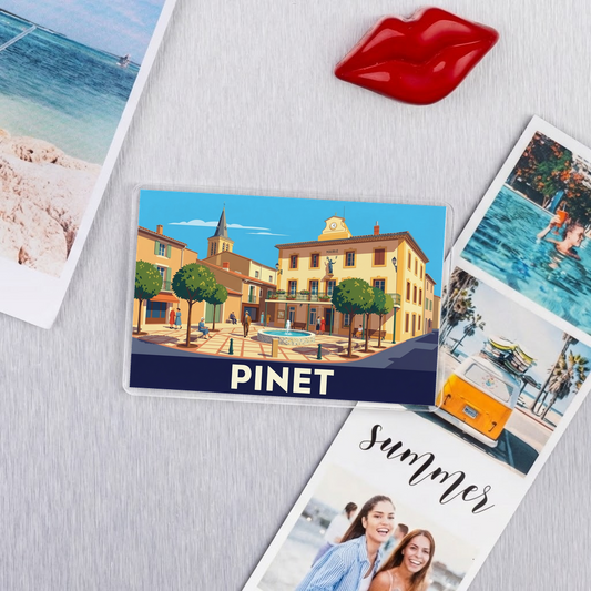 Magnet souvenir de la ville de Pinet avec une illustration stylisée de sa place centrale.